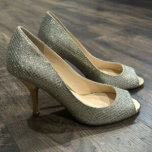 Nine West gold silver sparkle peep toe pump Size 8
